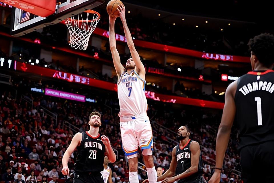 韦德体育官方网站-一己之力打爆火箭内线支柱！雷霆内线新星的进步确实是非常明显？