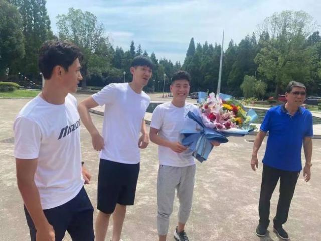 韦德体育官网-徐根宝寄语武磊：12强赛要自信 出线了一起过生日